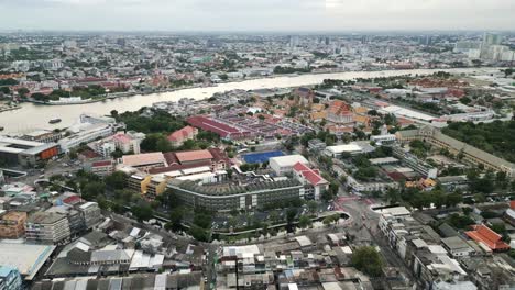 Antena-De-Bangkok,-Tailandia,-Gran-Palacio,-Residencia-Real-Del-Rey-En-El-Casco-Antiguo,-Paisaje-Urbano-De-Drones-Al-Atardecer