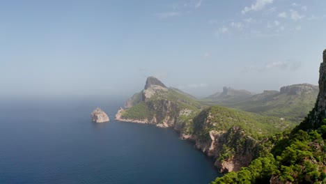 Vista-Panorámica-De-La-Tranquila-Isla-Verde-Del-Paisaje-Montañoso,-Drone-Aéreo