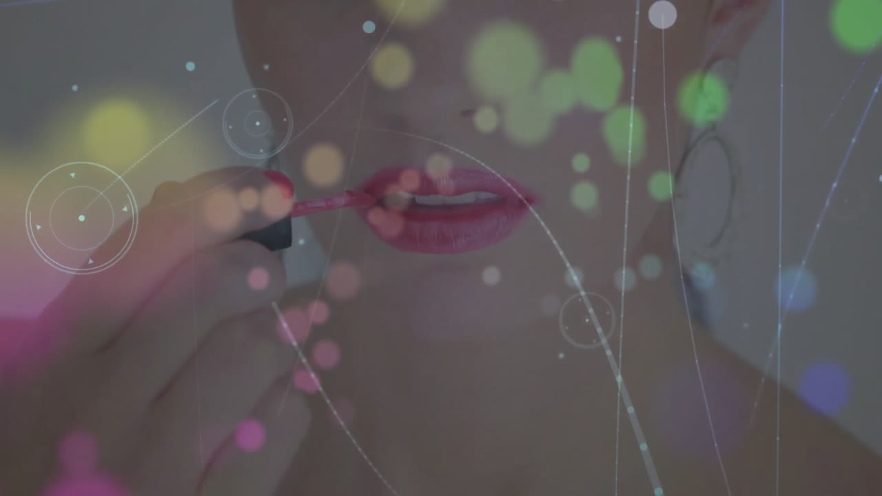 Donna che mostra un applicatore di lucidalabbra, applicando una tinta mentre delle strisce di luce animate ne esaltano la bellezza