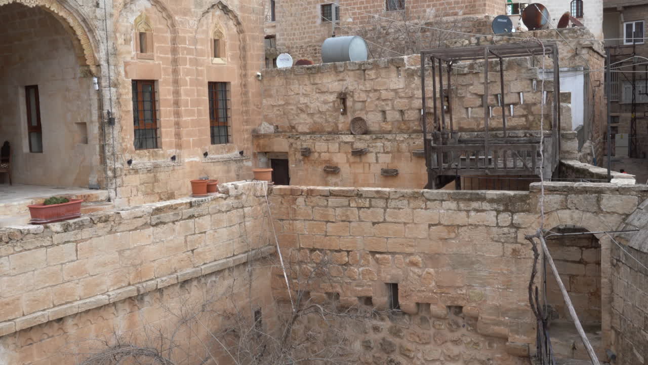 a mansão dara, localizada em artuklu, o antigo centro de mardin, é usada hoje como hotel