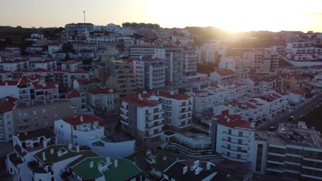 Luces-Matutinas-Sobre-Edificios-Residenciales,-Centro-De-Ericeira-Con-Rayos-De-Sol-Que-Se-Asoman-A-Través-Del-Paisaje-Urbano