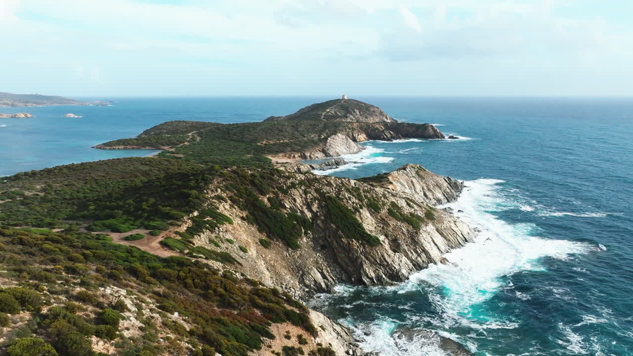 cielos despejados sobre la torre de malfanato: una vista única del cabo malfanato en cerdeña
