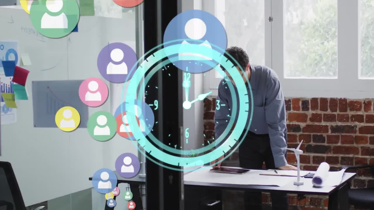 animación de reloj con iconos sobre empresario caucásico en la oficina