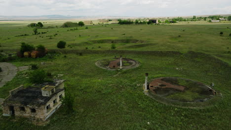 Desolates-Gebäude-Und-Schützenlöcher-Der-Artillerie-Auf-Dem-Militärflugplatz-Shiraki