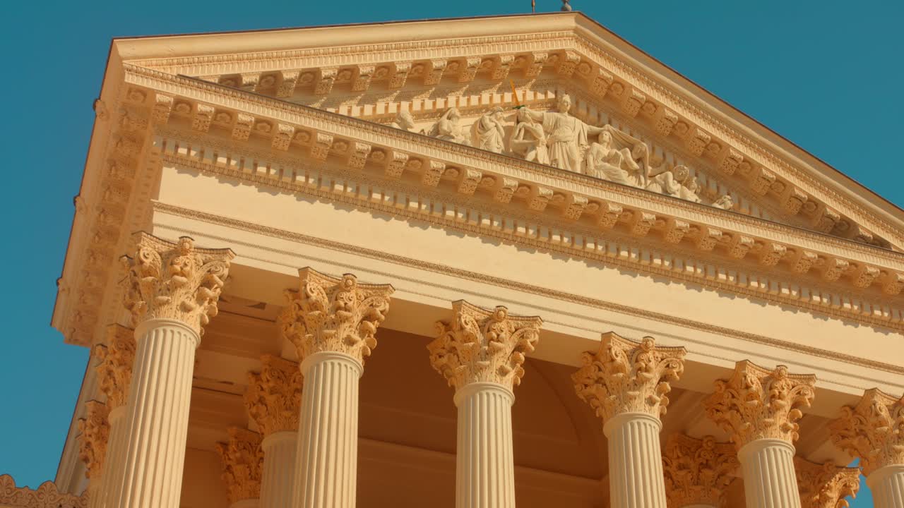 Una vista ravvicinata dell'esterno del tribunale di Montpellier in Francia