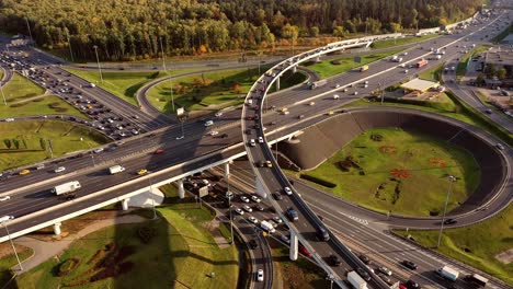 Vista-Aérea-De-Una-Intersección-De-Autopistas-Con-Senderos-De-Tráfico-En-Moscú.