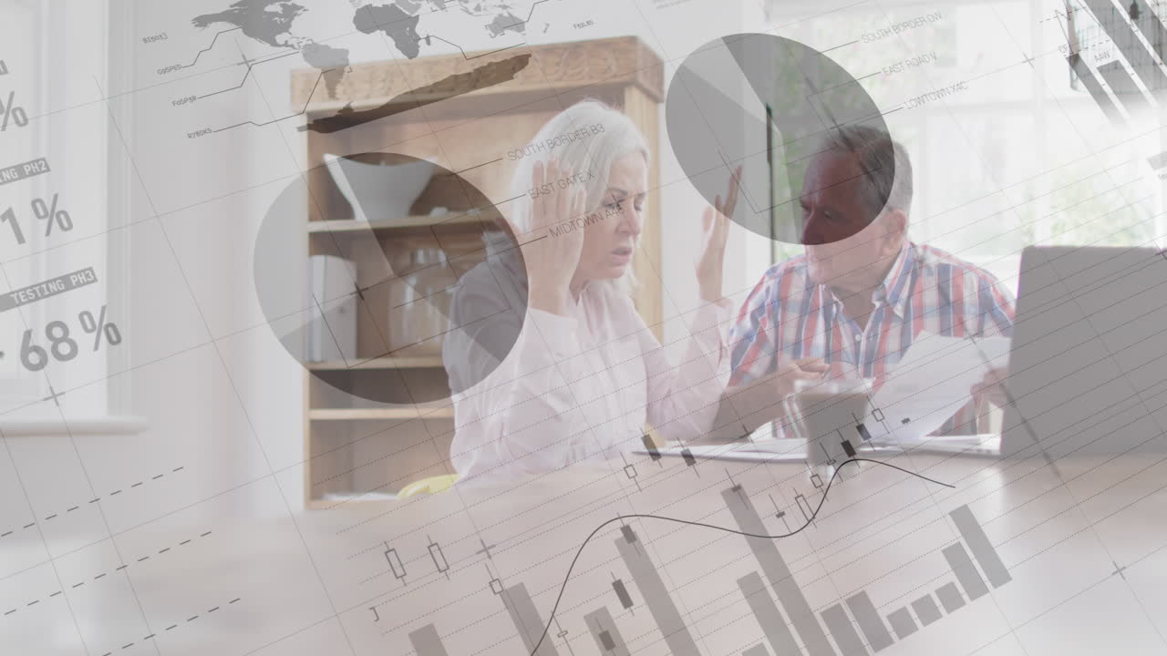 анимация обработки данных над пожилой кавказской парой с помощью ноутбука