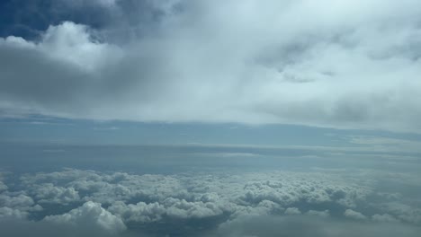 vista aérea tomada desde una cabina de un avión mientras volaba a través de algunas nubes esponjosas a 8000 m de altura
