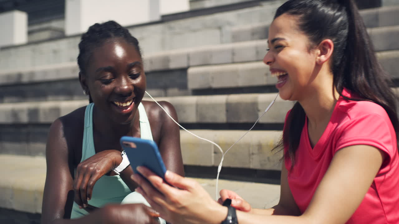 atletas femeninas usando un teléfono navegando en línea