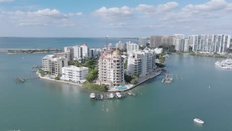 Volando-Hacia-Un-Impresionante-Hotel-En-El-Centro-De-Sarasota-En-Una-Toma-Frontal-Desde-Una-Plataforma-Rodante