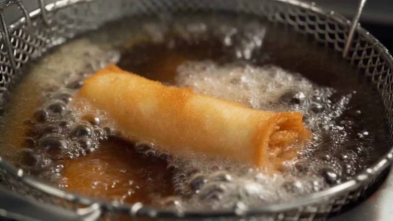 Lumpia Digoreng di Keranjang Penggorengan Dalam