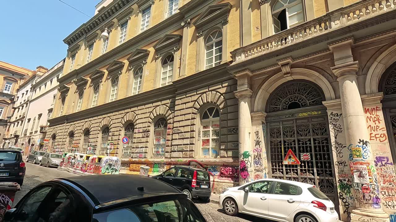 자동차와 그래피티가 있는 도시 거리 장면