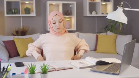 Junge-Nachdenkliche,-Verwirrte-Muslimische-Frau,-Die-Am-Laptop-Arbeitet.