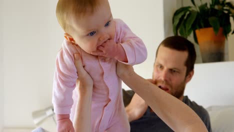 Glückliche-Kaukasische-Eltern,-Die-Spaß-Mit-Ihrem-Baby-Im-Schlafzimmer-Zu-Hause-Haben,-4k