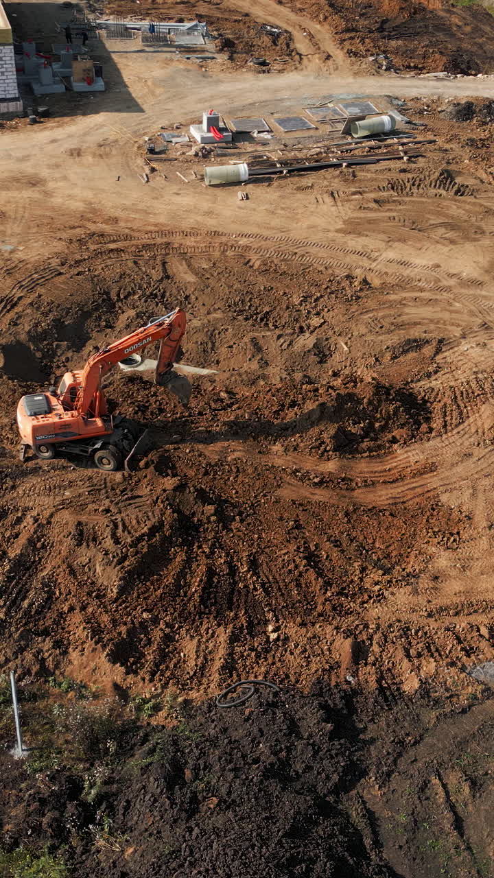 excavadora en el sitio de construcción