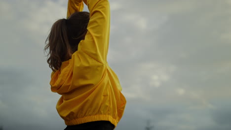 mujer de yoga meditando en un paisaje natural. niña de pie en la postura del árbol
