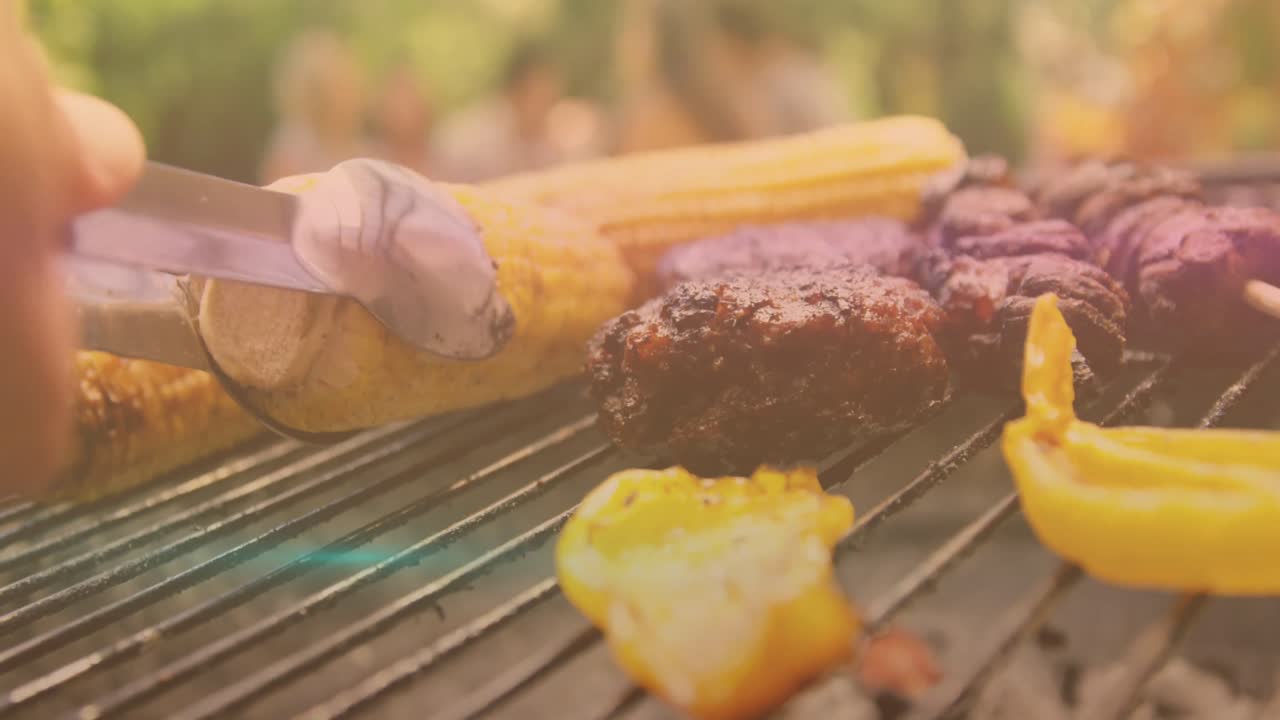 バーベキュー中に食べ物を準備している手のアニメーション。