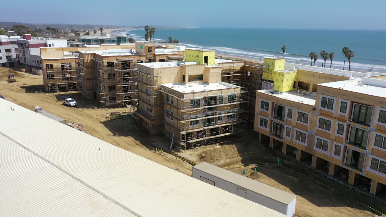 antena ascendente de condominios y construcción de desarrollo a lo largo de la costa del pacífico cerca de ventura california