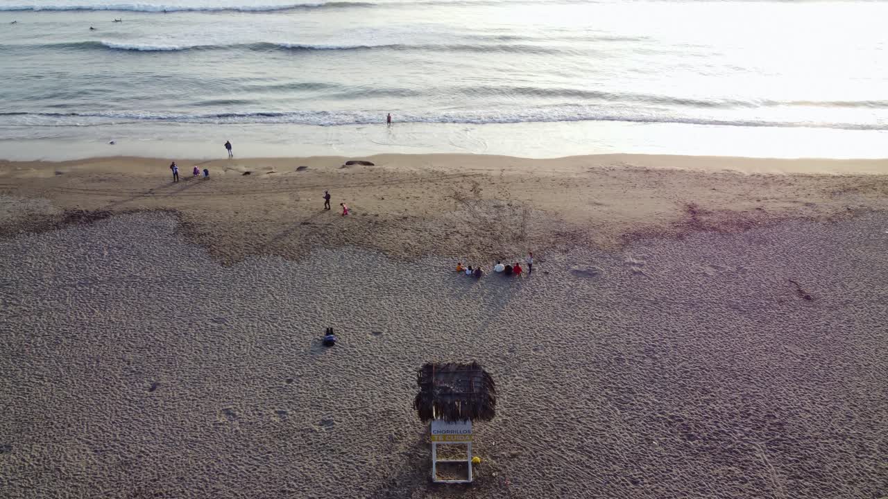 페루 리마의 해변가에 있는 사람들의 드론 비디오