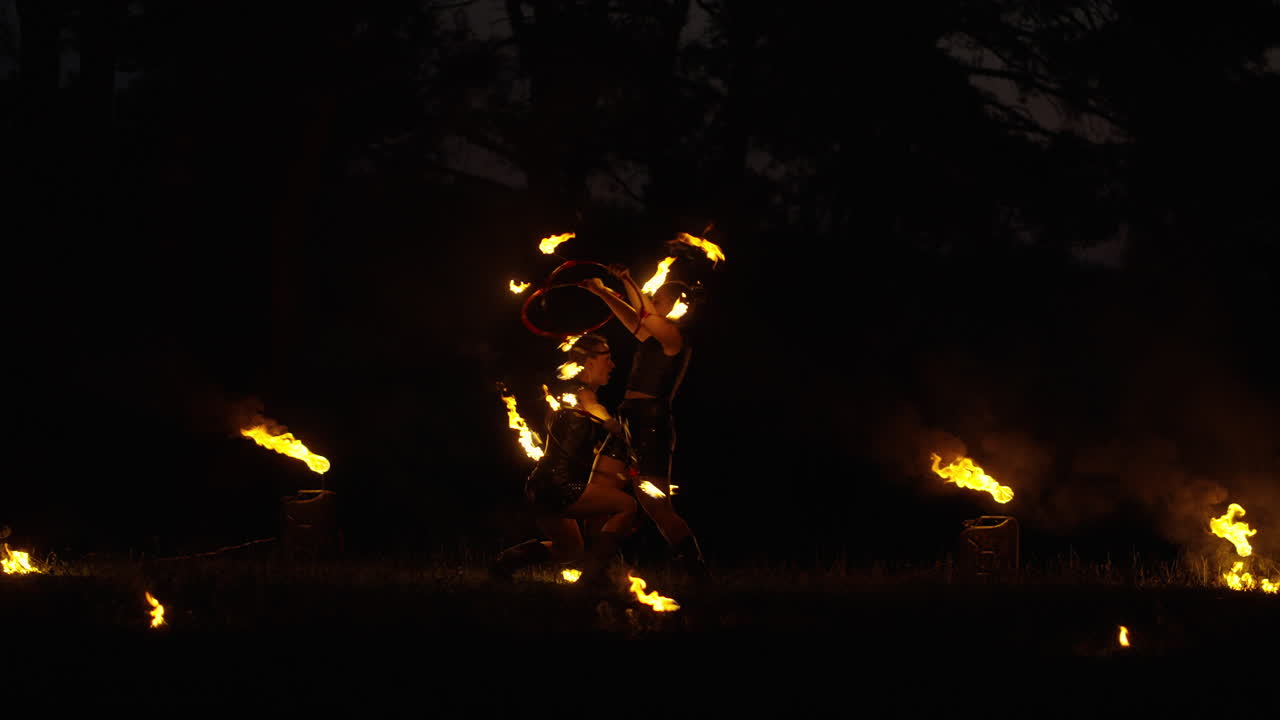 밤에 불 댄서 공연