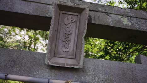 Torii-Tor-Aus-Stein,-Das-über-Dem-Akamatsu-Schrein-Steht,-Tottori-Japan