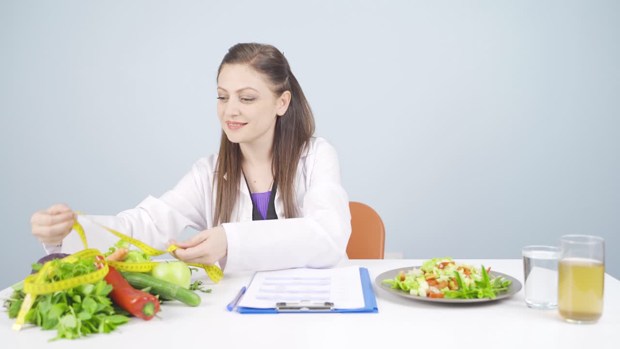 el dietista dejando la cinta métrica cerca de las verduras. comer sano.