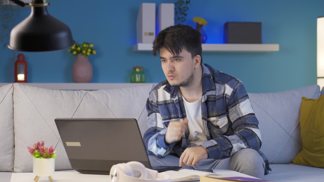 hombre mirando la computadora portátil con sorpresa por la noche en casa. sorprendido por lo que vio en la computadora portátil.