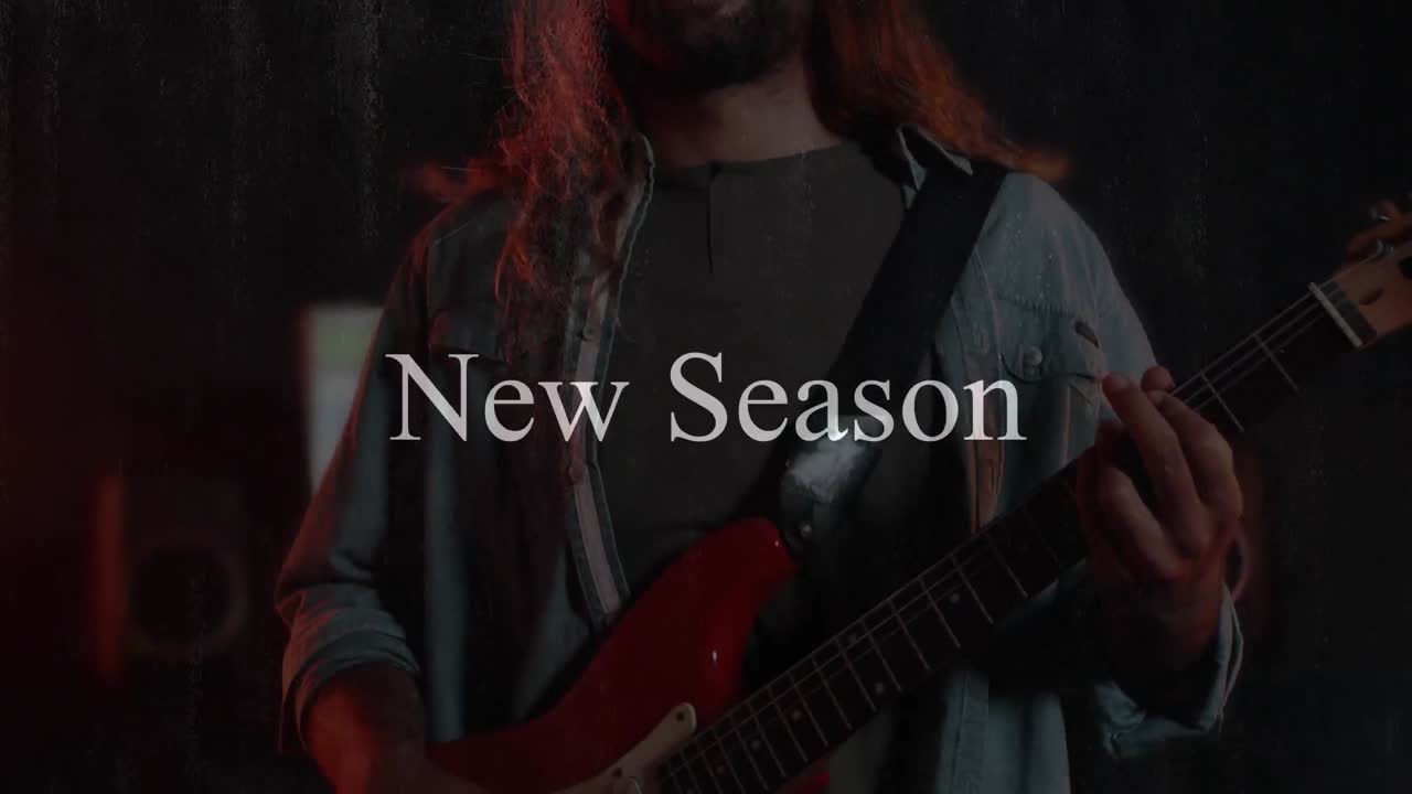Animation af tekst 'nye sæsoner' over person der spiller guitar