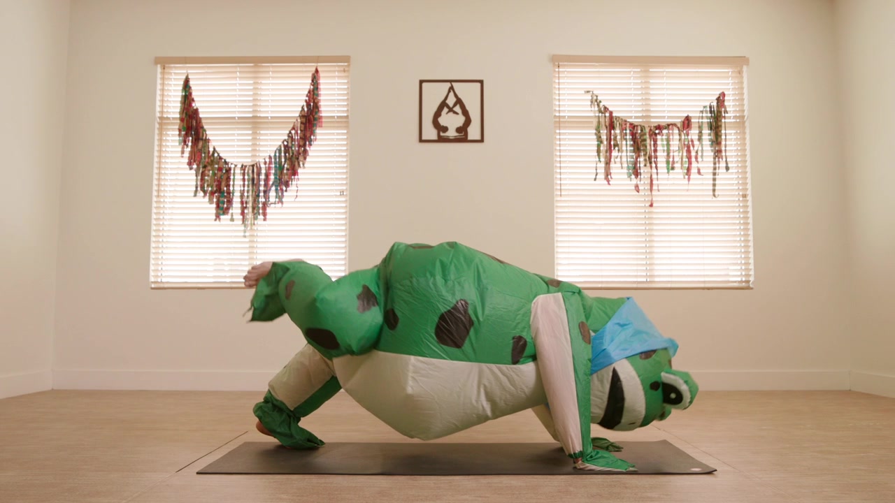 Rana che fa yoga in uno studio di yoga