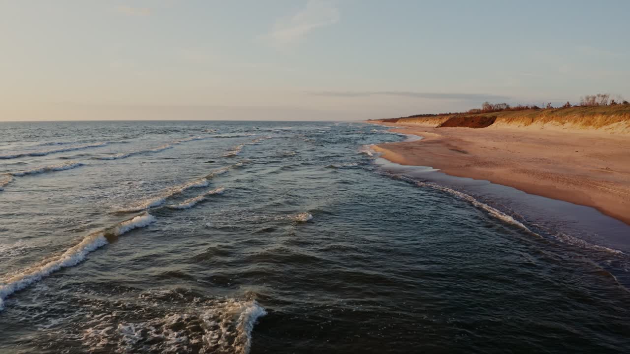 Nadmorski zachód słońca na plaży