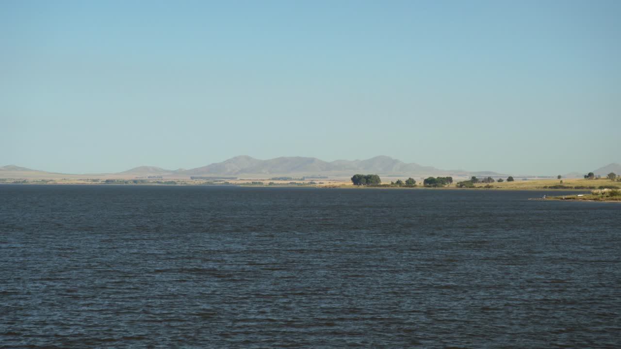 lago paso de las piedras en la remota argentina, sierra de la ventana como telón de fondo