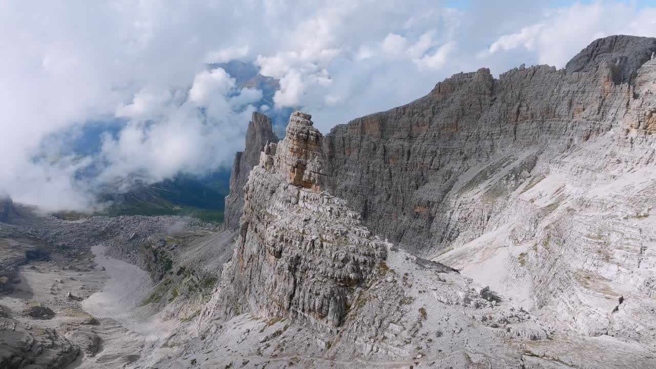 vuelo aéreo alrededor de montañas rocosas con nubes en el valle de italia - brenta dolomitas, tirol del sur