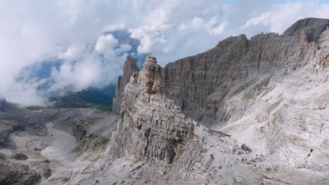 Vuelo-Aéreo-Alrededor-De-Montañas-Rocosas-Con-Nubes-En-El-Valle-De-Italia---Brenta-Dolomitas,-Tirol-Del-Sur