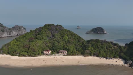 Ein-Filmisches-Drohnenvideo,-Das-Inseln-Und-Boote-Zeigt,-Die-In-Der-Nähe-Von-Money-Island-In-Der-Bucht-Von-Lan-Ha-Vor-Anker-Liegen