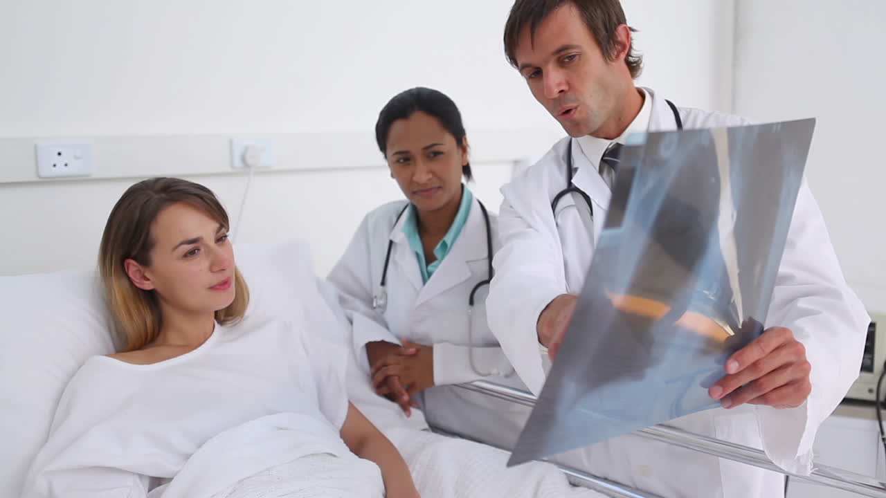 médico mostrando una radiografía de tórax a un paciente
