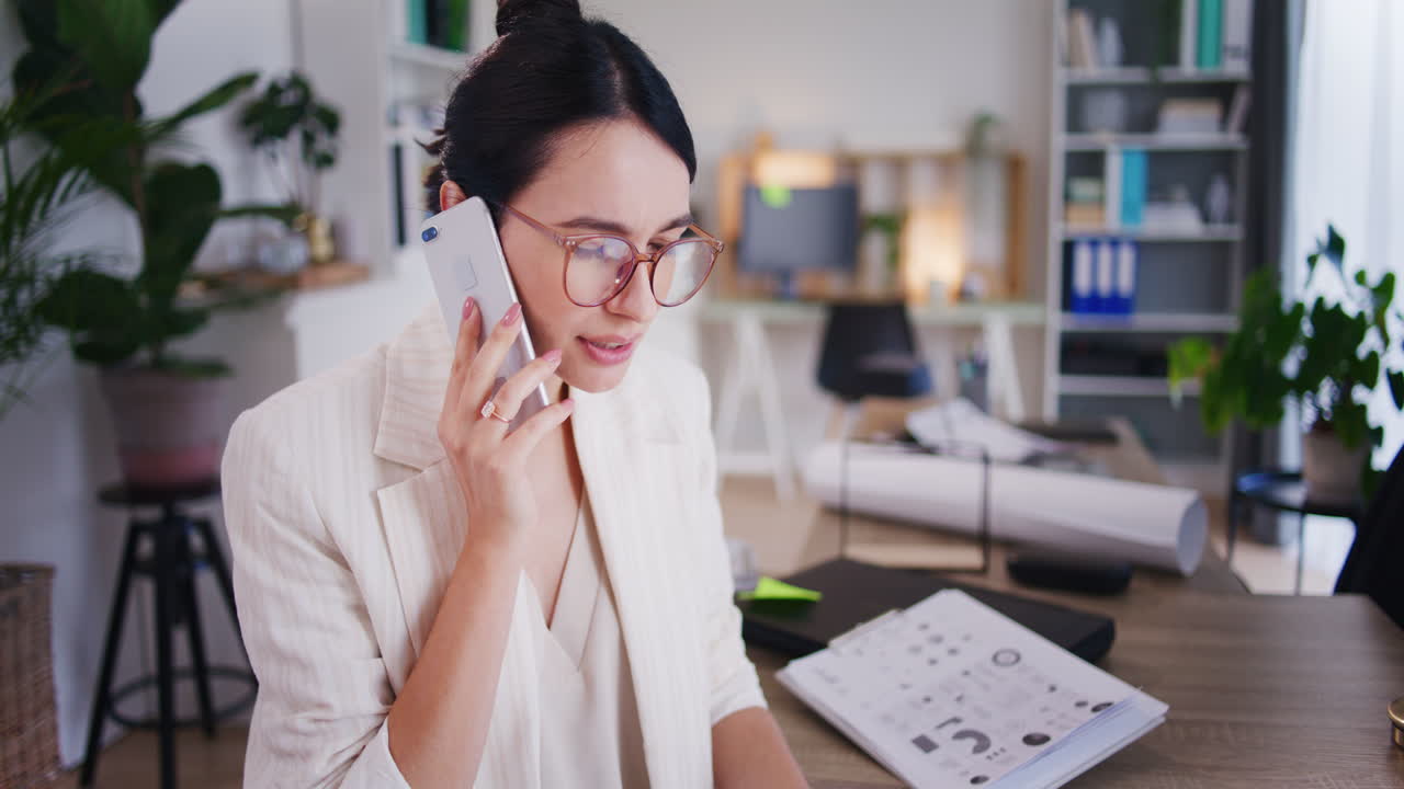 Chef fyrer kontormedarbejder under telefonopkald