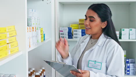 farmacéutico contando y organizando un inventario