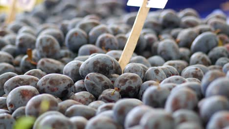 ciruelas en el mercado