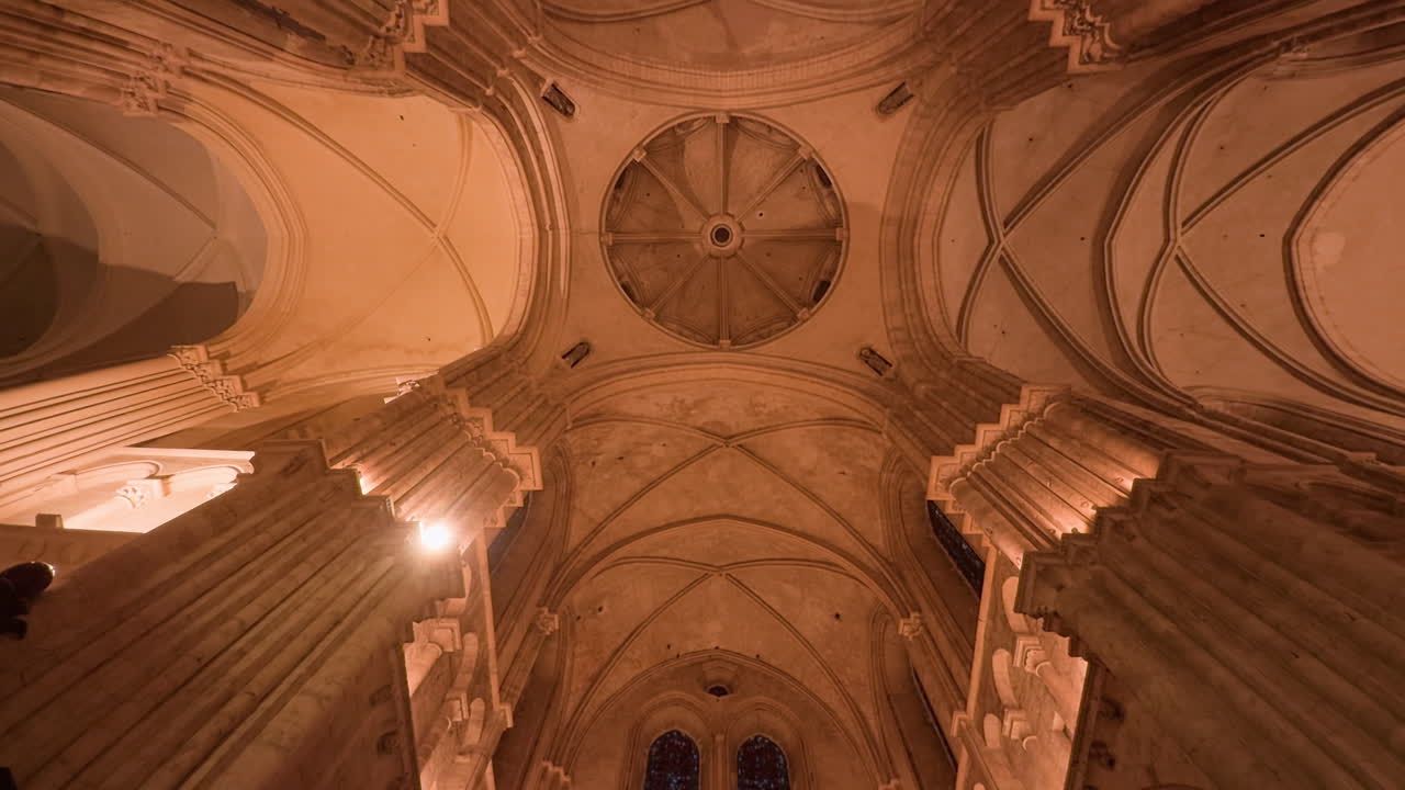 프랑스 블루아 의 로마네스크 건축물 을 가진 세인트 니콜라스 교회 의 천장 의 전망.