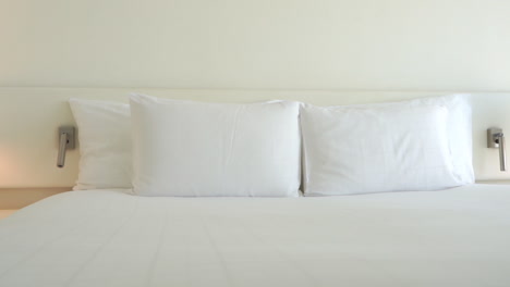 panorámica a lo ancho de una cama grande y cómoda de hotel