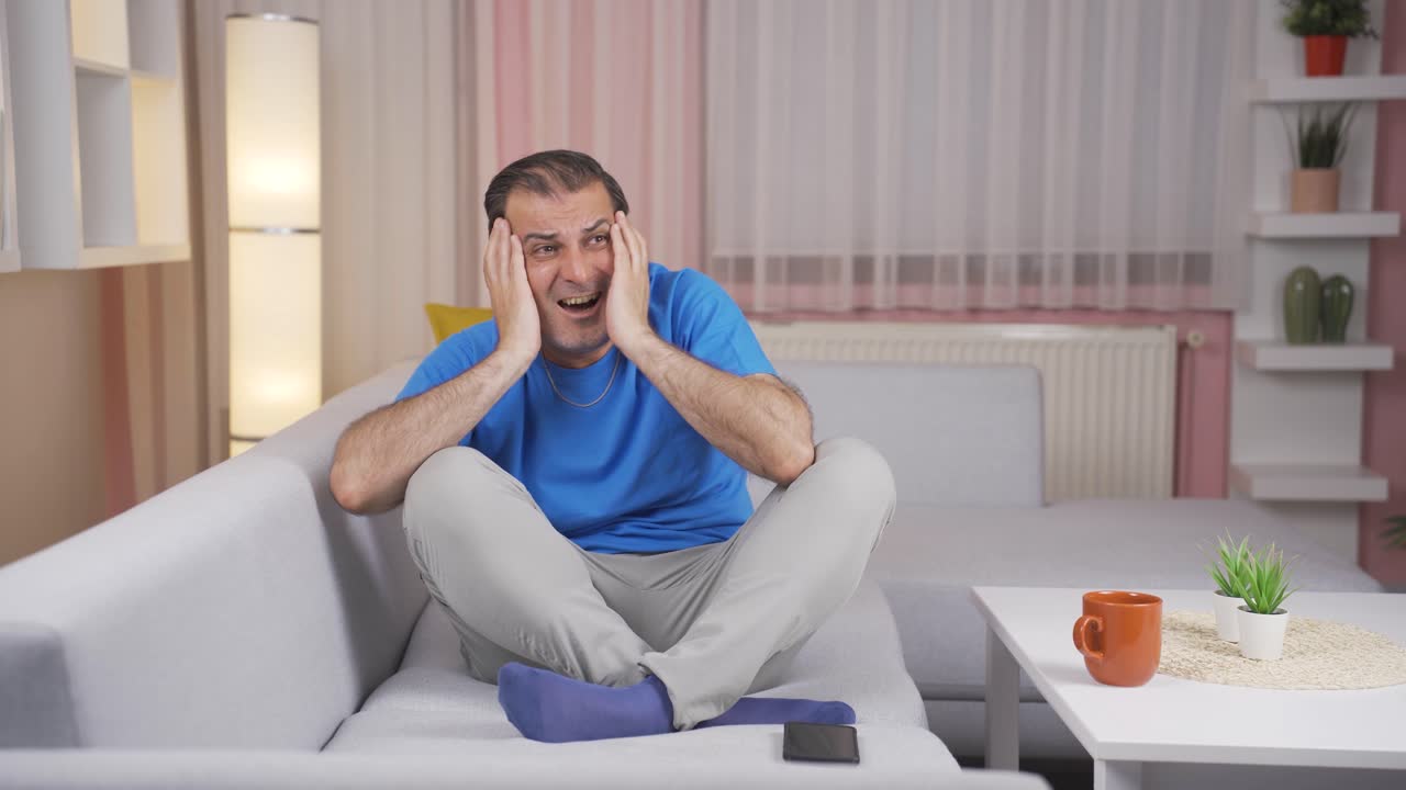 Uomo paranoico che si guarda intorno a casa