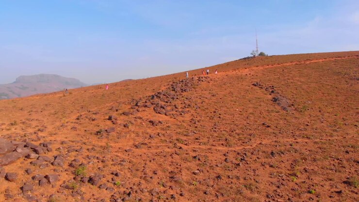 Riprese drone in movimento lungo una montagna che rivela un paesaggio di colline ondulate