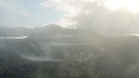 Wunderschöne-Drohnen-Luftaufnahme-Von-Wasser,-Das-Aus-Den-Bäumen-Eines-Sommergrünen-Berges-In-Einem-Tropischen-Amazonaswald-In-Brasilien-Verdunstet