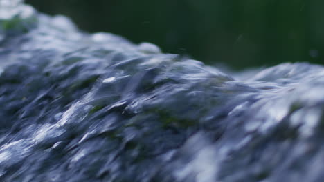 Wasser-Fließt-In-Stromschnellen,-Nahaufnahme,-Zeitlupe