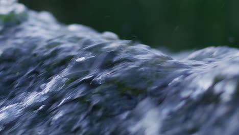 agua que fluye en rápidos, de cerca, en cámara lenta