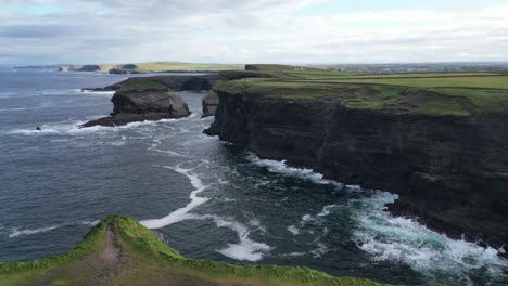 Magnífico-Paisaje-Irlandés-Con-Acantilados-Altos-Y-Verdes-En-Kilkee,-Irlanda