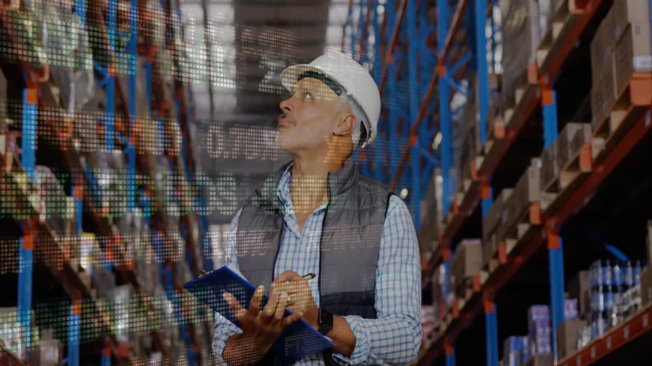 animación del procesamiento de datos sobre un trabajador masculino caucásico en un almacén