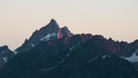 Toma-Panorámica-De-La-Vista-Panorámica-De-La-Cordillera-De-Grand-Teton-Al-Atardecer