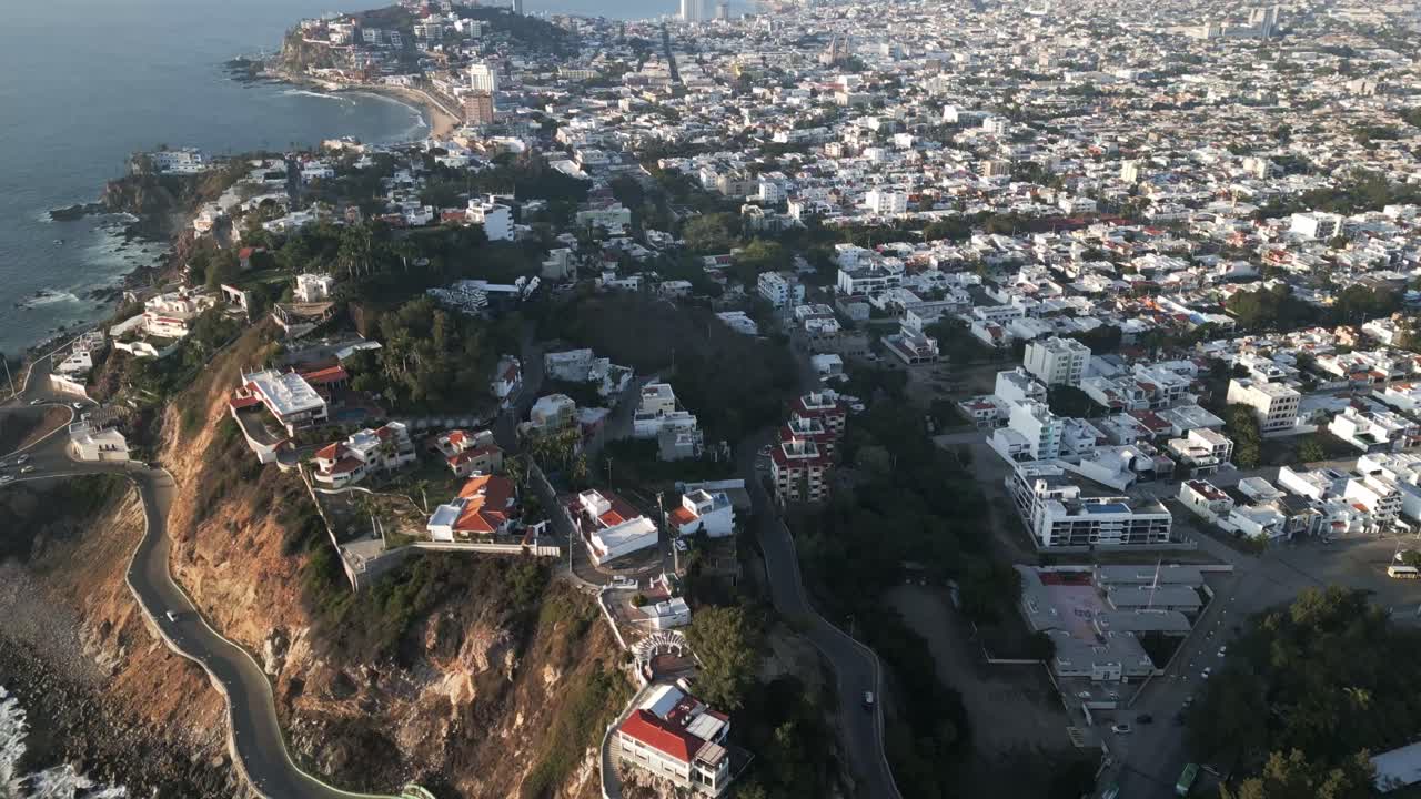paisaje aéreo de la ciudad de mazatlan, méxico, imágenes de drones de la costa del pacífico
