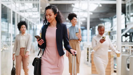 Aeropuerto-De-Viaje,-Teléfono-Inteligente-Y-Mujer-Caminando-Perdida